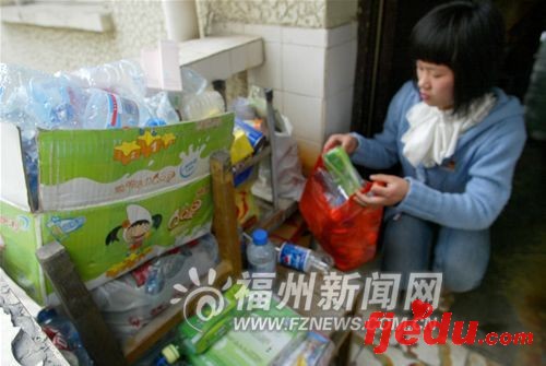 福建一高校700女生靠捡破烂维持学业(组图)