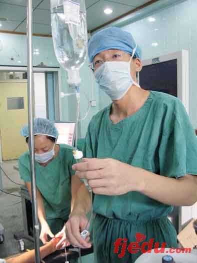 海口男护士奇货可居 首位高学历男护士上岗