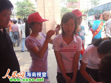 海南高校测量新生体温,异常者将被隔离观察
