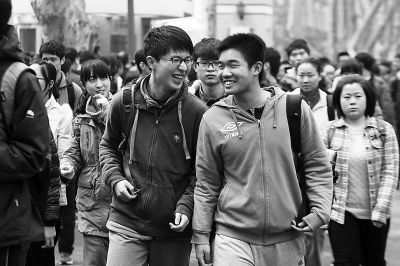 19日,考生完成考试后走出金陵中学考点。当天,江苏省2016年普通高中学测必修科目考试即“小高考”举行,南京市共有23821人参加考试。