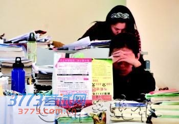 考生正在抓紧复习 考生正在抓紧复习