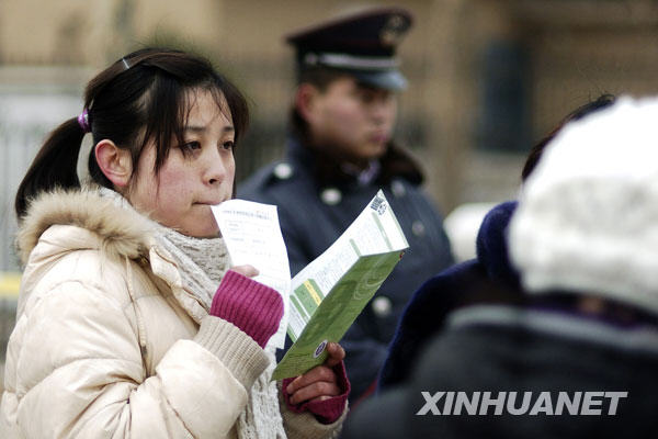 2月3日,在济南艺术类考试报名现场,一考生排队等待报名。