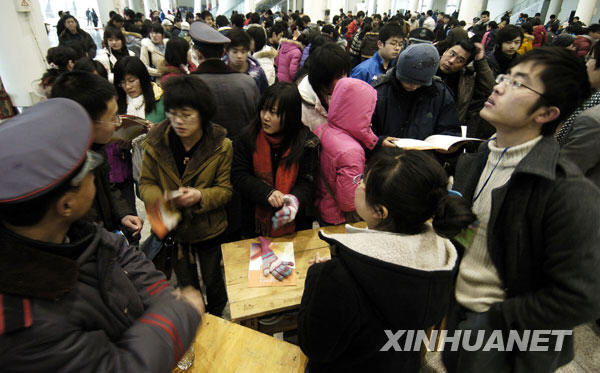 2月3日,在济南艺术类考试报名现场,考生及家长在报考咨询台前咨询。