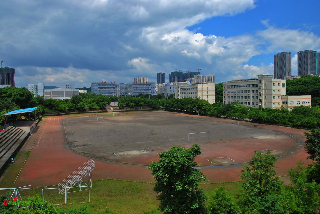 学院运动场全景
