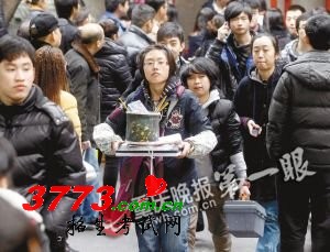 重庆万余名学生参加艺考 后妈全程陪乖乖女(图)