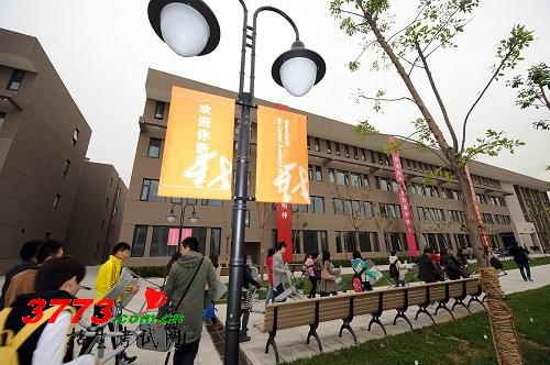 10月21日,中央戏剧学院学生走在新校区校园内。新华社记者 张旭 摄