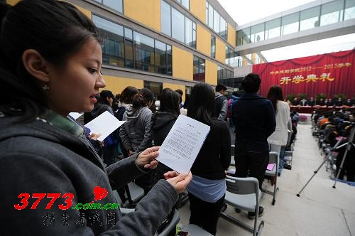 10月21日,中央戏剧学院学生在开学典礼上唱校歌。当日,中央戏剧学院新校区落成启用,学院2012——2013学年开学典礼在新校区举行。中戏现有两个校区,一处位于北京市东城区东棉花胡同,新校区位于北京市昌平区北七家镇郑各庄,总用地面积223279平方米,总建设规模139765平方米,包括表演导演教学楼、理论教学楼、影视教学楼、舞美教学楼、图书馆、体育馆、剧场及制作中心、留学生楼、办公楼、学生宿舍、后勤服务综合楼等15个单体项目。中央戏剧学院是中国戏剧艺术教育的最高学府,新校区是一座功能布局合理,条件设施完备,文化个性突出的现代化校园,一流的办学空间和教学设施将进一步促进中戏与世界最优秀戏剧学院的学术交流,并为实现学院的可持续发展提供重要的硬件保障。新华社记者 张旭 摄