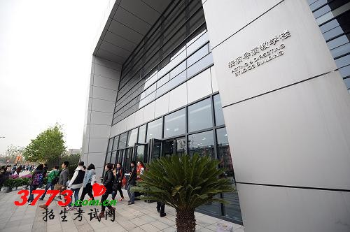 10月21日,中央戏剧学院学生从新校区内的表演导演教学楼走出。新华社记者 张旭 摄
