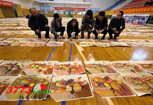 11月4日,参加阅卷的专家和评委在给色彩试卷打分。新华社记者 孙参 摄