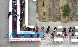 美院招生报名,上午报名考生比较多,排队进入报名现场。 美院招生报名,上午报名考生比较多,排队进入报名现场。