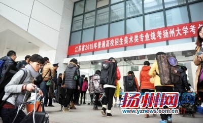 考生进入扬州大学扬子津校区考场。司新利摄 考生进入扬州大学扬子津校区考场。司新利摄