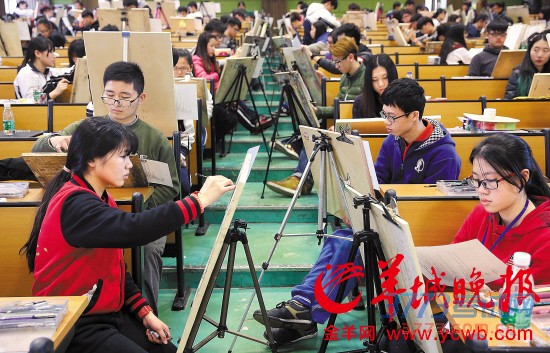广东省普通高考艺术类专业术科统考昨在广州开考,图为华师考点 广东省普通高考艺术类专业术科统考昨在广州开考,图为华师考点