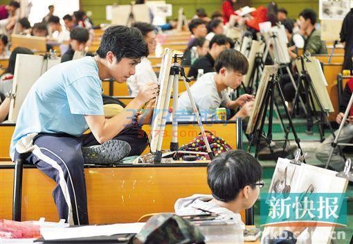 昨日,2017高考美术术科考试在华南师范大学举行。新快报记者 夏世焱/摄