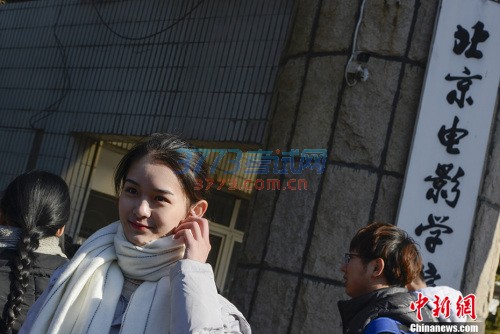 走出考场的考生在北京电影学院大门外留影。 <a target='_blank' href='http://www.chinanews.com/' >中新网</a>记者 富宇 摄 点击进入下一页