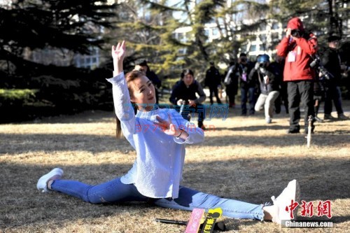 北影美女考生展示柔软身段,大秀一字马。<a target='_blank' href='http://www.chinanews.com/' >中新网</a>记者 金硕 摄 点击进入下一页