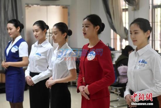 资料图:3月12日,厦门航空公司在福州大学举行福州专场招聘会,吸引了上千帅哥、美女前来应聘。厦航2017年度计划招收1500名空中乘务员,此次招聘不限名额、不限比例、不限专业。延续往年的要求,女生身高要求162cm-173cm,男生身高172cm-184cm,未来的空姐、空少不仅要颜值过关,还要能力过硬。据厦航人力资源部介绍,招乘务员最看重的是应聘者的亲和力,更欣赏端庄、得体、职业化的衣着和妆容。有一技之长者更能脱颖而出,如外语、艺术、医务以及空中服务经验等。据了解,厦门航空成立于1984年,是亚洲唯一一家连续30年(1987年至今)盈利的航空公司,每年厦航均投入大量资源培育空乘人员,并为乘务员提... 资料图:3月12日,厦门航空公司在福州大学举行福州专场招聘会,吸引了上千帅哥、美女前来应聘。厦航2017年度计划招收1500名空中乘务员,此次招聘不限名额、不限比例、不限专业。延续往年的要求,女生身高要求162cm-173cm,男生身高172cm-184cm,未来的空姐、空少不仅要颜值过关,还要能力过硬。据厦航人力资源部介绍,招乘务员最看重的是应聘者的亲和力,更欣赏端庄、得体、职业化的衣着和妆容。有一技之长者更能脱颖而出,如外语、艺术、医务以及空中服务经验等。据了解,厦门航空成立于1984年,是亚洲唯一一家连续30年(1987年至今)盈利的航空公司,每年厦航均投入大量资源培育空乘人员,并为乘务员提...