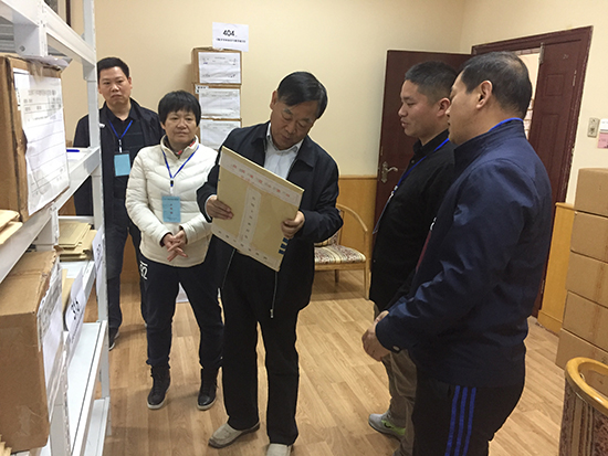 省教育厅党组成员、省招办主任朱玉山检查试卷保管情况.jpg 省教育厅党组成员、省招办主任朱玉山检查试卷保管情况.jpg