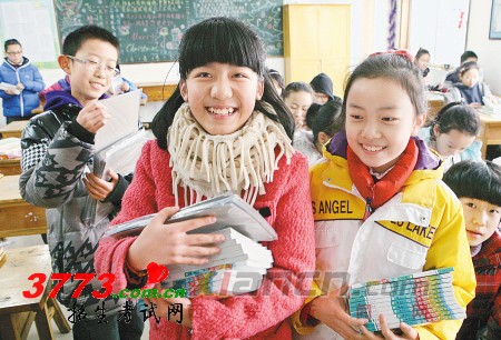 我市中小学昨日开学。图为大学南路小学的同学们报到领新书。   我市中小学昨日开学。图为大学南路小学的同学们报到领新书。