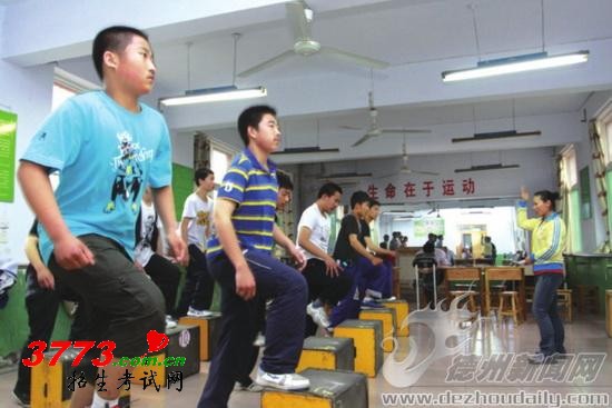德州新闻网讯(见习记者 陈卓 摄影 周建新 通讯员 王开明)5月12日至18日,是德城区、经济技术开发区及运河开发区中考体育考试的时间,将有6000余名初三学生陆续参加考试。其他各县(市)的考试也陆续在月底前全部完成。