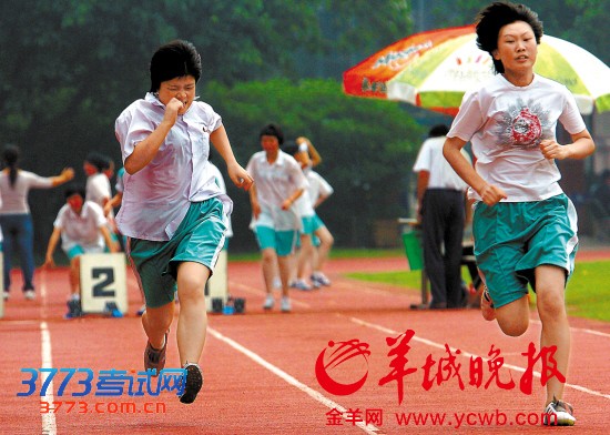 考场内,考生奋力一搏 考场内,考生奋力一搏