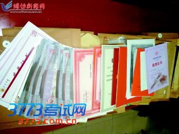 这是该校一名申报推荐生的初三学生获得的各类证书。