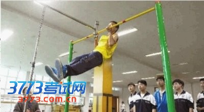 4月16日,长沙市田家炳实验中学,体育中考今年新增引体向上、仰卧起坐项目。 记者 范远志 摄