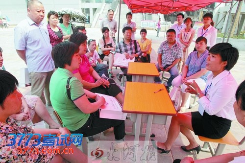 教务处负责人给家长们讲解中招政策 教务处负责人给家长们讲解中招政策