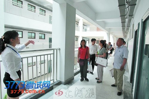 家长们到新建的郑州实验高中了解情况 家长们到新建的郑州实验高中了解情况
