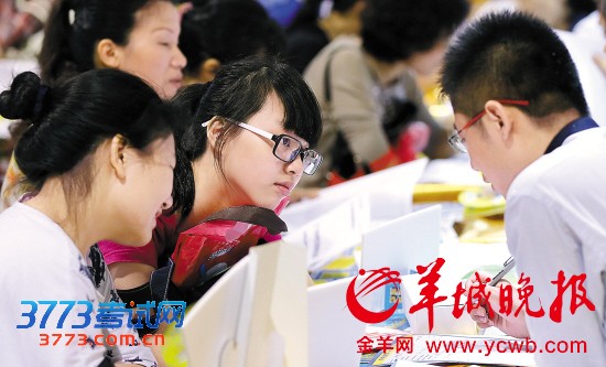 前来咨询的人全神贯注,生怕听漏了什么 前来咨询的人全神贯注,生怕听漏了什么