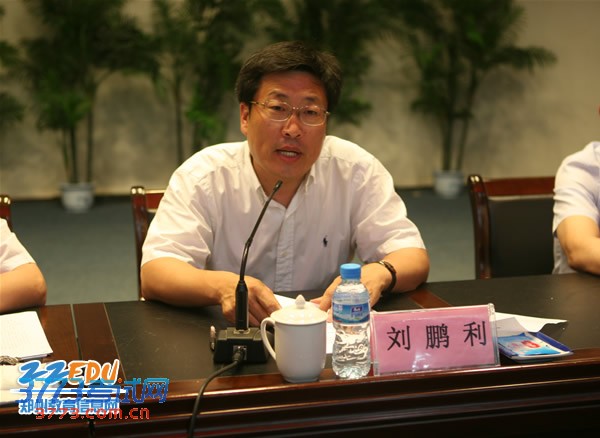 2013年郑州<span class='keyword' id='hot_keyword_中招' onmouseout='hiddenHotLinks();' onmouseover='showHotLinks(this);' >中招</span>考务会召开 市区共设1174个考场