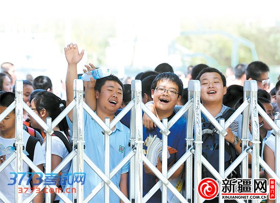 6月26日13时05分,在八十中考点,参加完考试的几名学生挥舞着手臂和考场外等候的家长打招呼。 6月26日13时05分,在八十中考点,参加完考试的几名学生挥舞着手臂和考场外等候的家长打招呼。