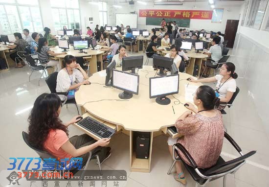 访南宁市中考评卷点 满分作文约230篇零分260多篇