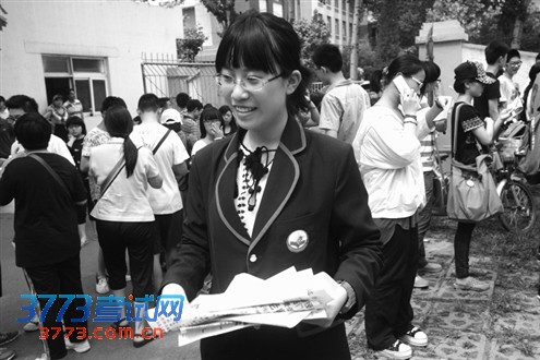6月30日,考生领取成绩单,脸上布满喜悦 点击查看下一页