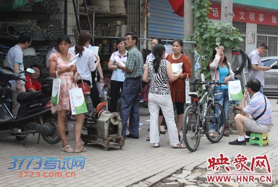 校门外耐心等待的家长们 校门外耐心等待的家长们