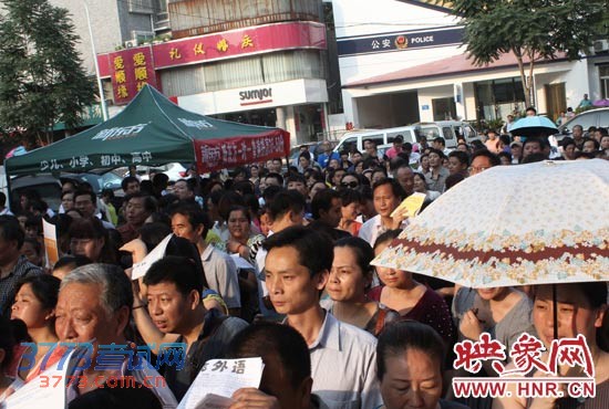 在考场外,陪考家长大军人数远远超过考生人数两到三倍 在考场外,陪考家长大军人数远远超过考生人数两到三倍