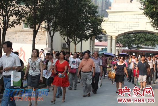 考试结束后,家长们快步进入学校 考试结束后,家长们快步进入学校