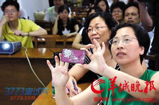 电脑摇号出来,现场家长紧张抓拍 电脑摇号出来,现场家长紧张抓拍