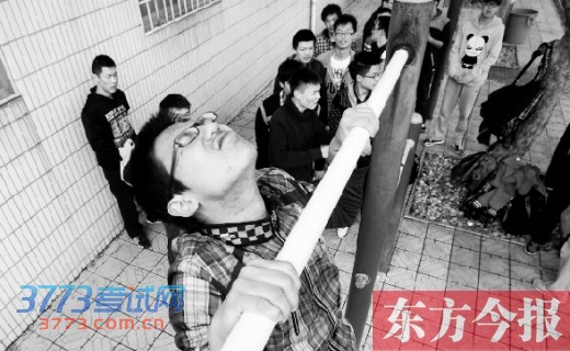 11月10日,在郑州市中学生体育考试上,一名学生费力地做引体向上项目 11月10日,在郑州市中学生体育考试上,一名学生费力地做引体向上项目