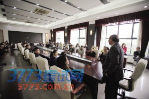 文澜中学校长任继长和家长见面交流 文澜中学校长任继长和家长见面交流
