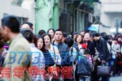 小学报名当天,家长排起长队等候。(时报资料图) 小学报名当天,家长排起长队等候。(时报资料图)