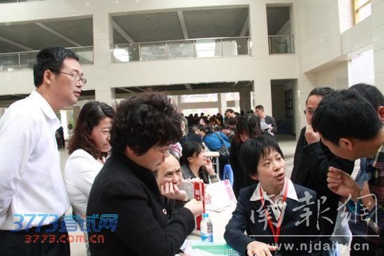 前来咨询的家长达2000人