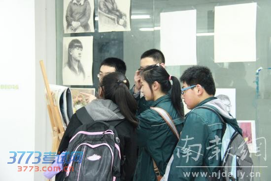 学生参观画室