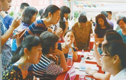 校园开放日上,考生和家长咨询报考问题。本报记者 王光营 摄