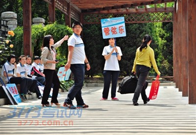 今年5月17日,东城某中学,志愿者引导考生进入考场。当日,北京市小升初特招考试开考。资料图片/新京报记者吴江摄