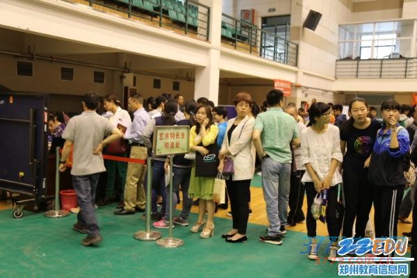 2015年郑州市中招体育艺术特长生报名在郑州回中进行