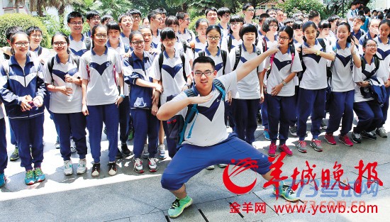 中考结束,学生哥开心“解放”,拍个“帅”照笑一笑 中考结束,学生哥开心“解放”,拍个“帅”照笑一笑
