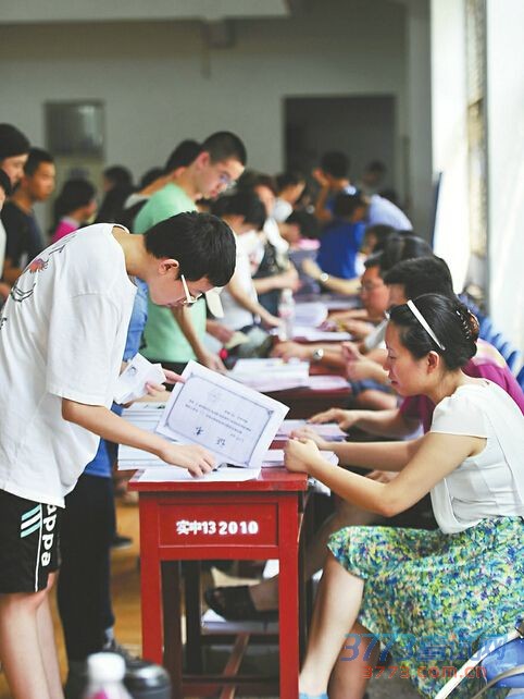 济南高中新生开始报到:禁止带手机 女生留短发