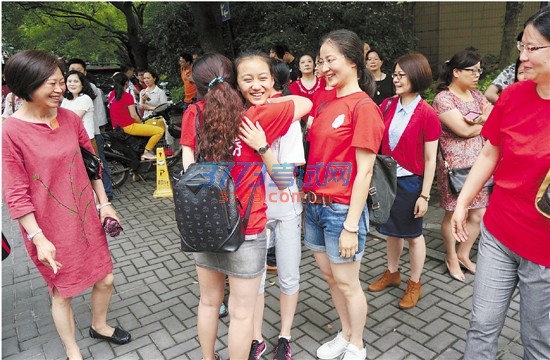 6月18日,在杭州朝晖中学考点门口,前来送考的老师分别给考生一个拥抱,为他们鼓励加油。 6月18日,在杭州朝晖中学考点门口,前来送考的老师分别给考生一个拥抱,为他们鼓励加油。