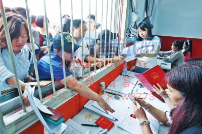 郑州公办小升初报名首日家长扎堆 备齐证件报得快